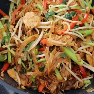 Hình ảnh Phở xào gà nấm - cải