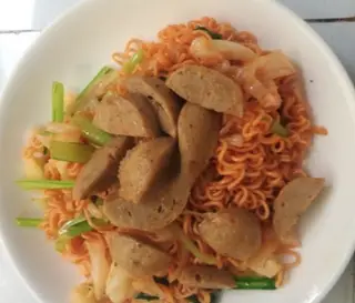 Hình ảnh Mì gói xào bò viên