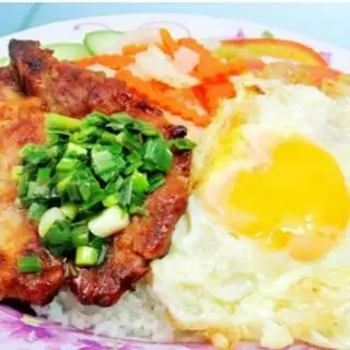Hình ảnh Cơm Sườn Nướng + Trứng OpLa 