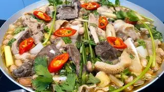 Hình ảnh Lẩu lòng bò thập cẩm nồi vừa