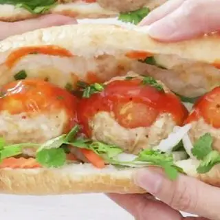 Hình ảnh Bánh mì xíu mại nhà làm