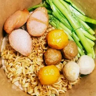 Hình ảnh Mì trộn cá viên xúc xích