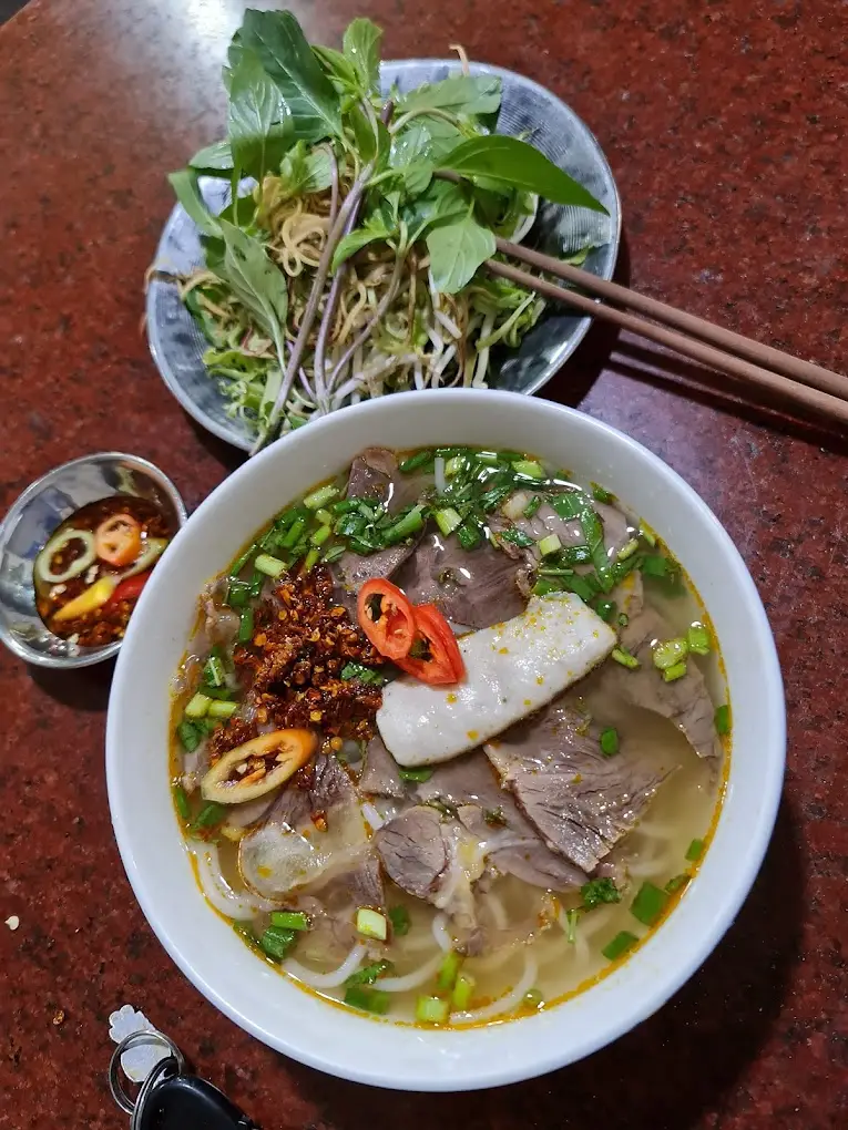 Hình ảnh Bún bò bắp tái chả