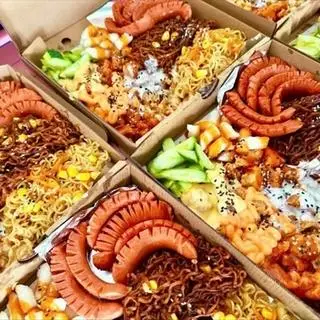 Hình ảnh Box gà 6 vị - mì tương đen - mì Indomie - 2 cây xúc xích