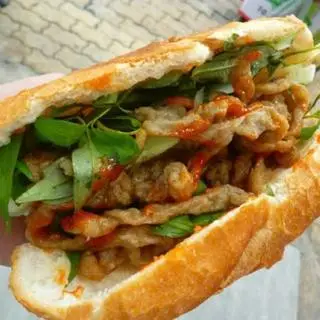 Hình ảnh Bánh mì chả cá nóng