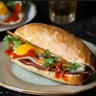 Hình ảnh Bánh mì thịt chả - trứng