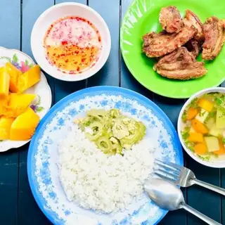 Hình ảnh Set cơm ba rọi chiên muối ớt - canh - trái cây - đồ xào