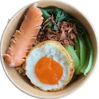 Hình ảnh Mì trộn trứng - xúc xích