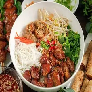 Hình ảnh Bún thịt nướng đầy đủ