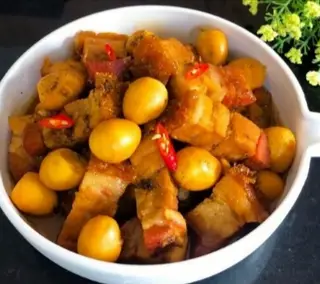 Hình ảnh Cơm thịt kho trứng cút