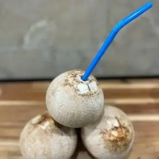 Hình ảnh Nước dừa xiêm trong trái dừa