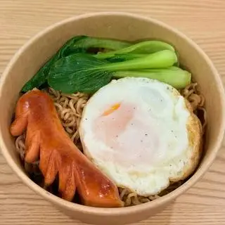 Hình ảnh Mì trộn xúc xích trứng ốp la