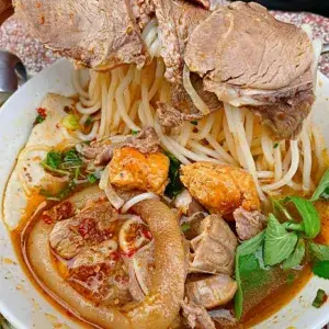 Hình ảnh Bún bò đặc biệt (giò, sụn, nạm, chả cua, chả lá, huyết)