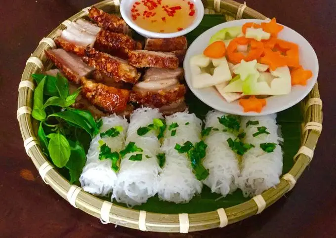 Hình ảnh Bánh hỏi heo quay đậm vị miền tây 