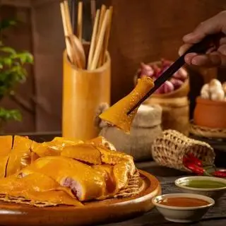 Hình ảnh 1 con gà ủ thảo mộc
