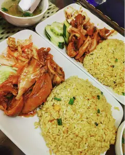 Hình ảnh Cơm rang đùi gà sốt chua ngọt