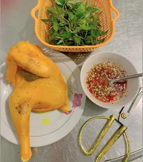 Hình ảnh Gà ủ muối nữa con