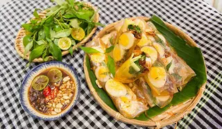 Hình ảnh Bánh tráng cuốn chấm sốt me