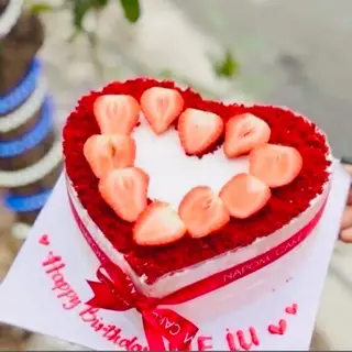 Hình ảnh Bánh trái tim trang trí dâu tây