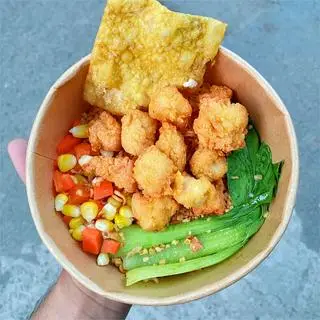 Hình ảnh Mì trộn gà viên sốt