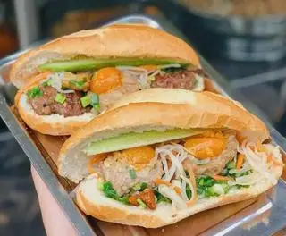Hình ảnh Bánh mì trứng xíu mại