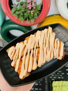 Hình ảnh Bánh tráng cuộn sốt phomai cay