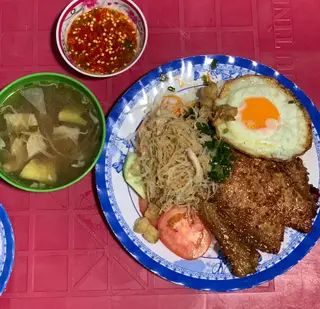 Hình ảnh Cơm sườn bì trứng ốp la