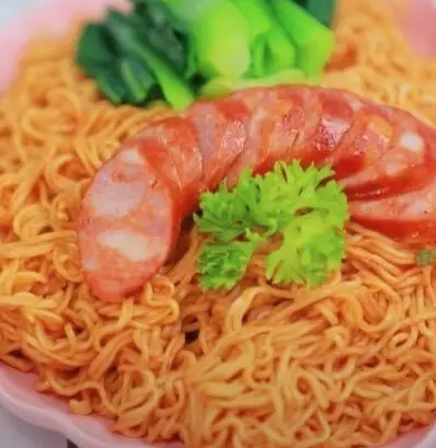 Hình ảnh Mỳ Indomie Trộn Xúc Xích, Bò Khô