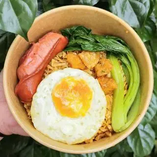 Hình ảnh Mì trộn trứng - xúc xích
