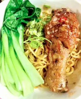 Hình ảnh Mì trộn gà chiên mắm