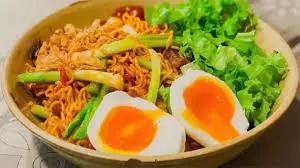 Hình ảnh Mì gói trộn mix trứng