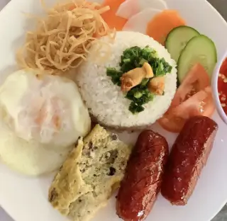 Hình ảnh Cơm ốp la bì lạp xưởng