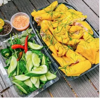 Hình ảnh Gà ủ muối chặt sẵn khay nửa con