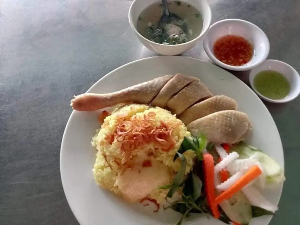 Hình ảnh Cơm gà luộc(gỏi kèm theo)