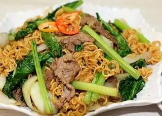 Hình ảnh Mì xào bò xúc xích