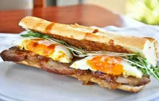 Hình ảnh Bánh mì ốp la - thịt xá xíu