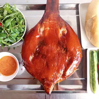 Hình ảnh 1 con vịt quay da giòn tỳ bà