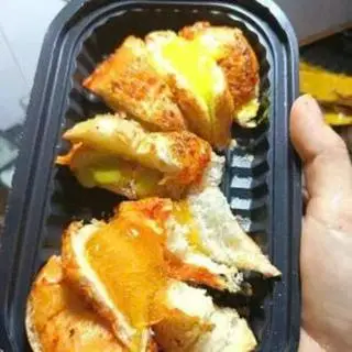 Hình ảnh Bánh mì sốt bơ ong vàng