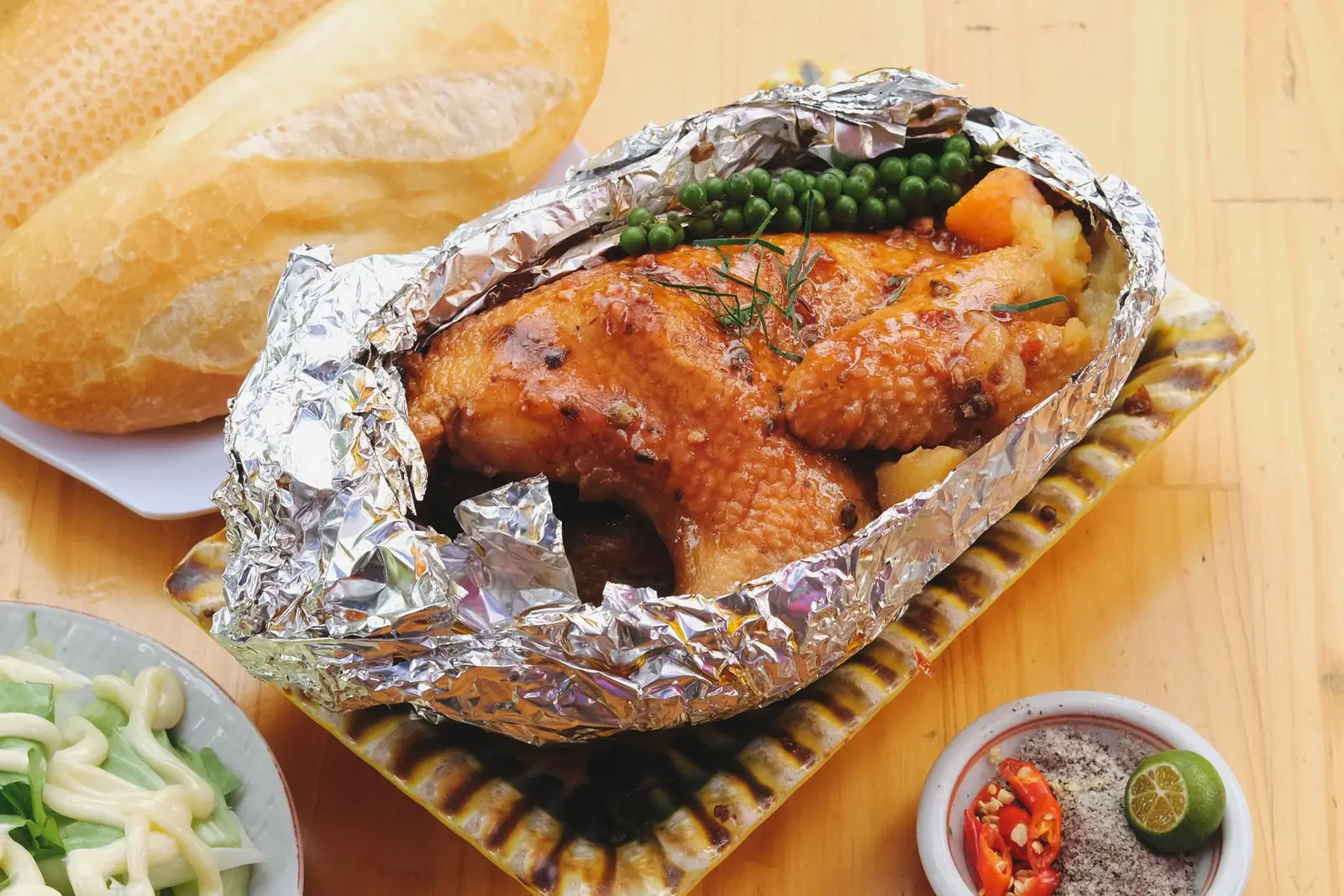 Hình ảnh Gà nướng tiêu Một Con Lớn 
