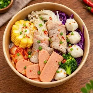 Hình ảnh Mì cay bò cuộn xúc xích - cá viên