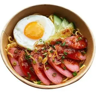 Hình ảnh Mì - rau củ - trứng ốp - xúc xích