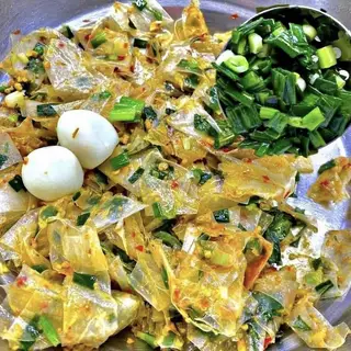 Hình ảnh Bánh tráng trộn mỡ hành trứng cút