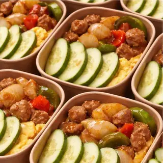 Hình ảnh Cơm bò lúc lắc ngập trứng