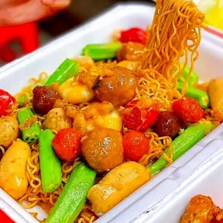 Hình ảnh Mì xào cá viên chiên nước mắm vừa