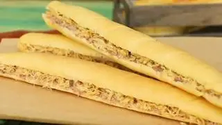 Hình ảnh Bánh mì que pate - chà bông
