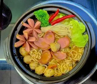 Hình ảnh Mì cay vị xúc xích