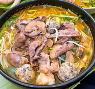 Hình ảnh Mì tim cật mộc chua cay