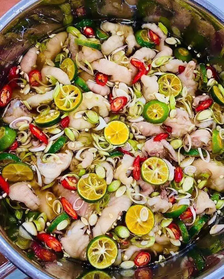 Hình ảnh Chân gà sả tắc rút xương hộp bé kèm nước chấm