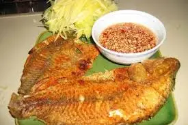 Hình ảnh Cá rán chấm mắm tỏi