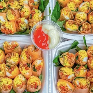 Hình ảnh Bánh tráng cuốn chấm sốt nhỏ